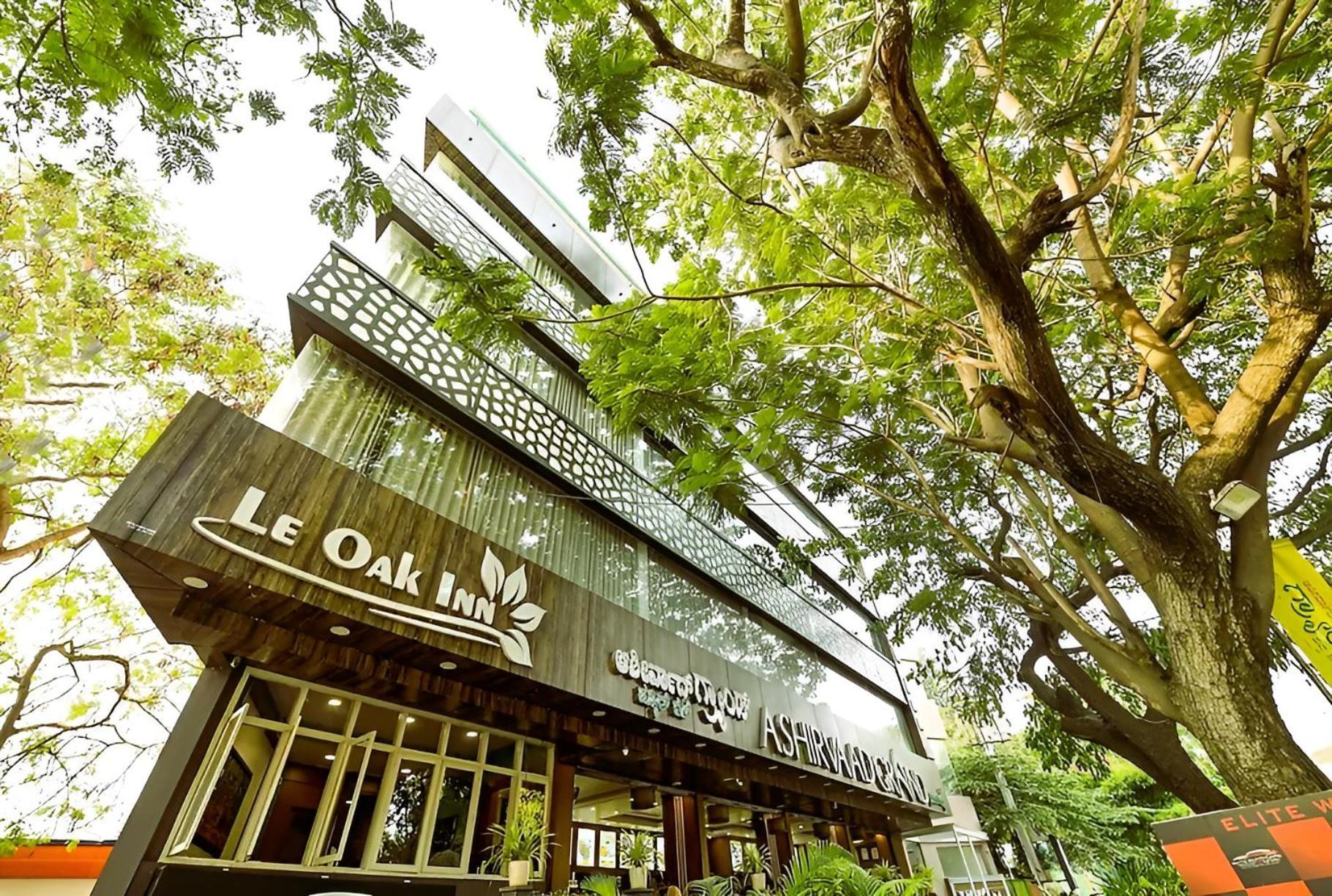 Le Oak Inn Mysore Extérieur photo