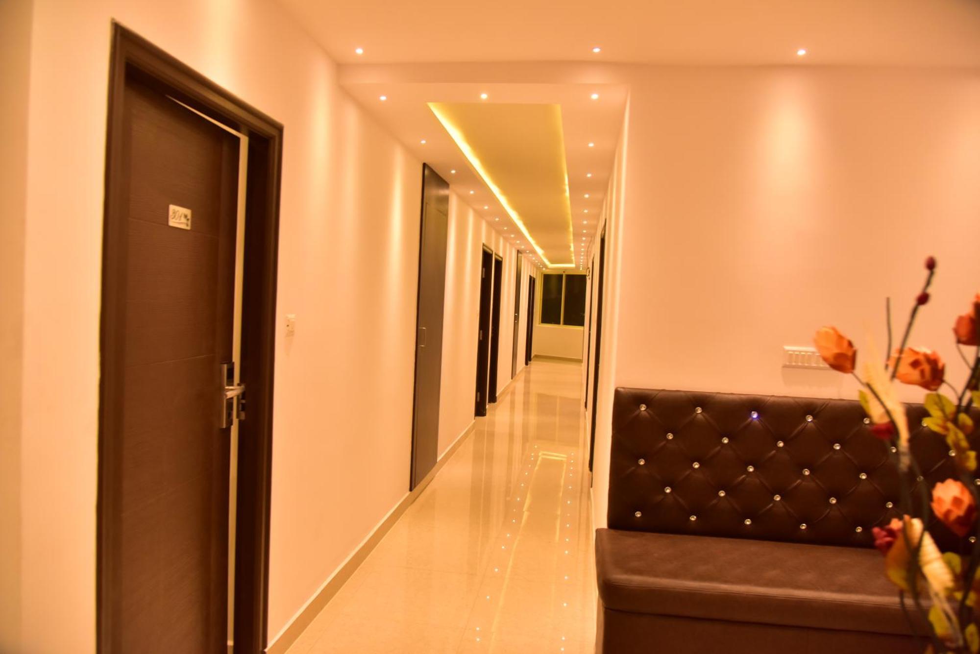 Le Oak Inn Mysore Extérieur photo