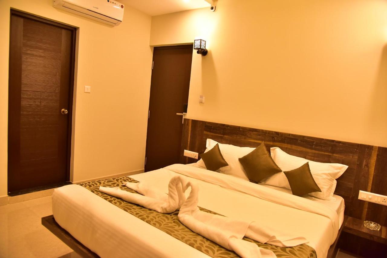 Le Oak Inn Mysore Extérieur photo