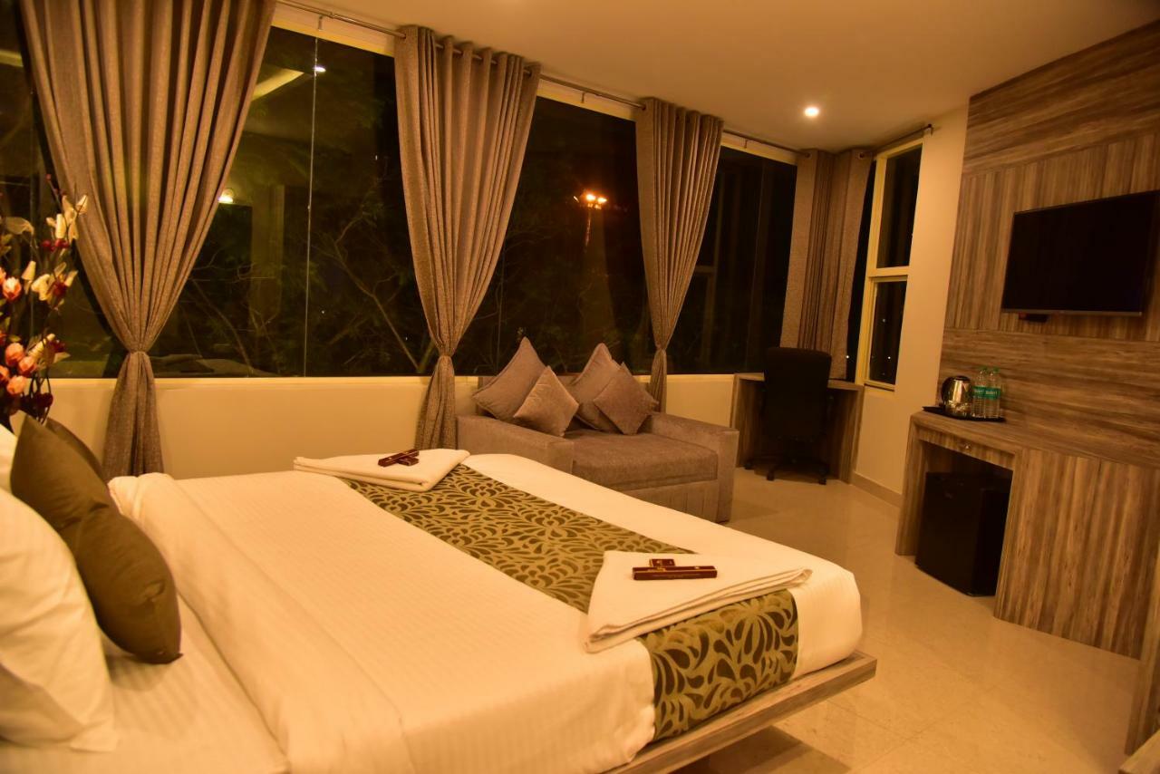 Le Oak Inn Mysore Extérieur photo