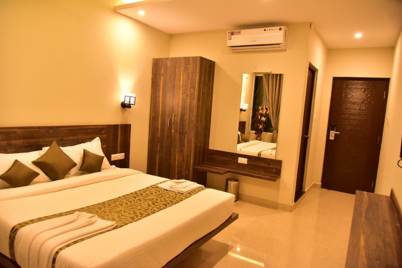 Le Oak Inn Mysore Extérieur photo
