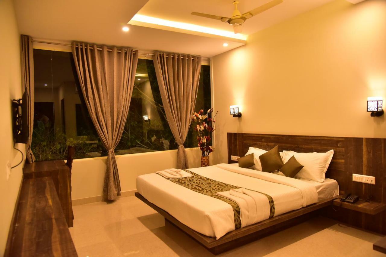 Le Oak Inn Mysore Extérieur photo