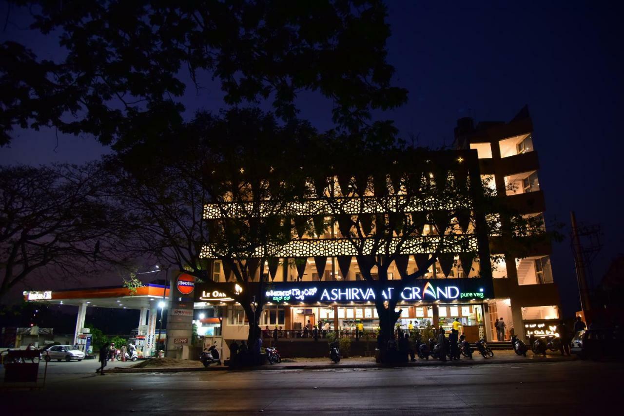 Le Oak Inn Mysore Extérieur photo